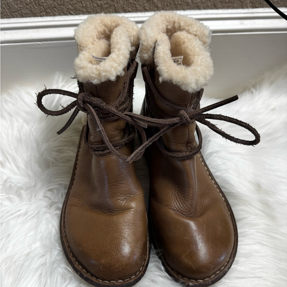 Vintage leather Uggs with sheepskin inside size 7
